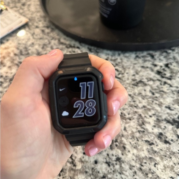 Apple Watch SE (2nd Generation) 40 mm in Midnight - Picture 1 of 3